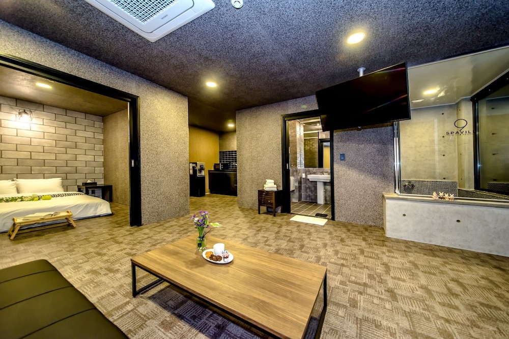 Family Room, Jetted Tub photo 2