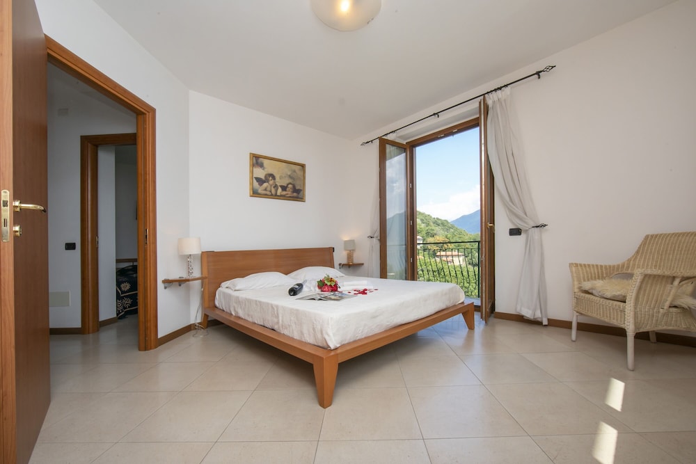 Family Villa, Multiple Bedrooms, Mountainside (Villa Louise) photo 1