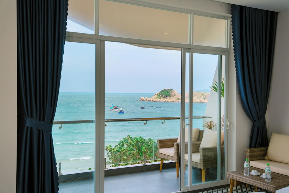 Family Room, Balcony, Sea View photo 2