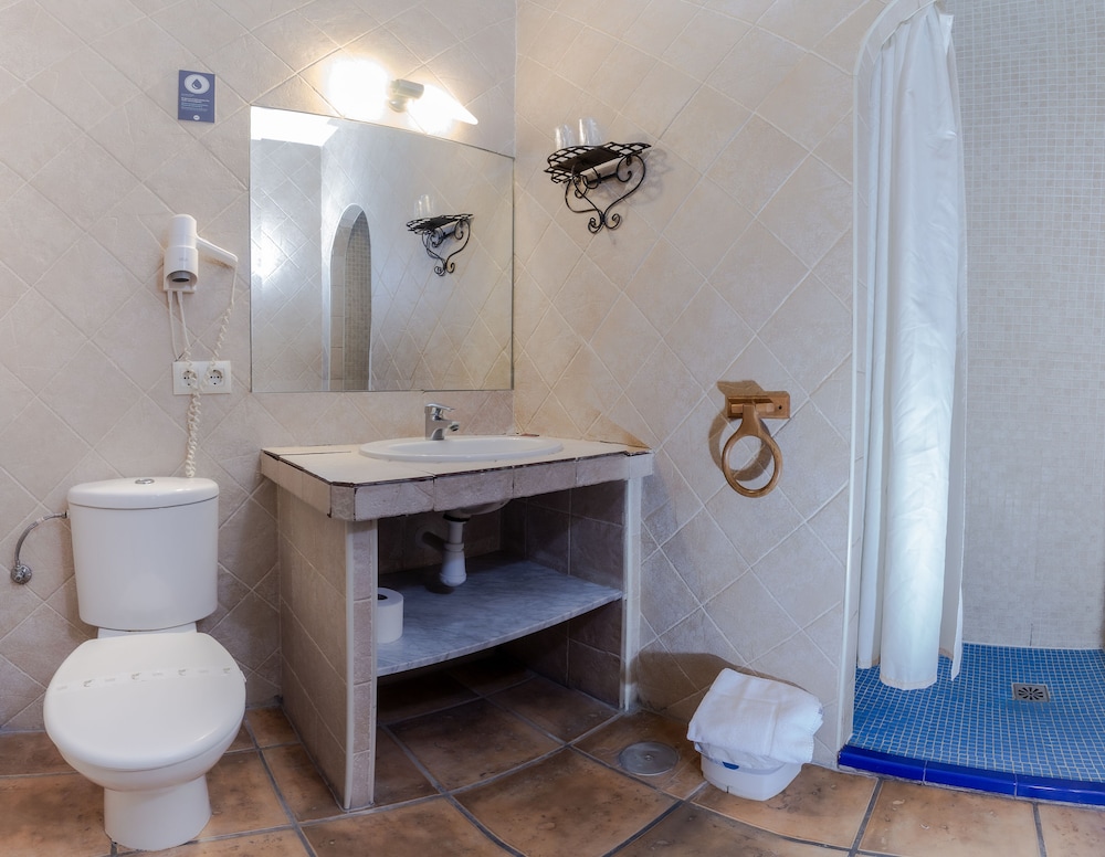 Superior Double or Twin Room - Photo 11