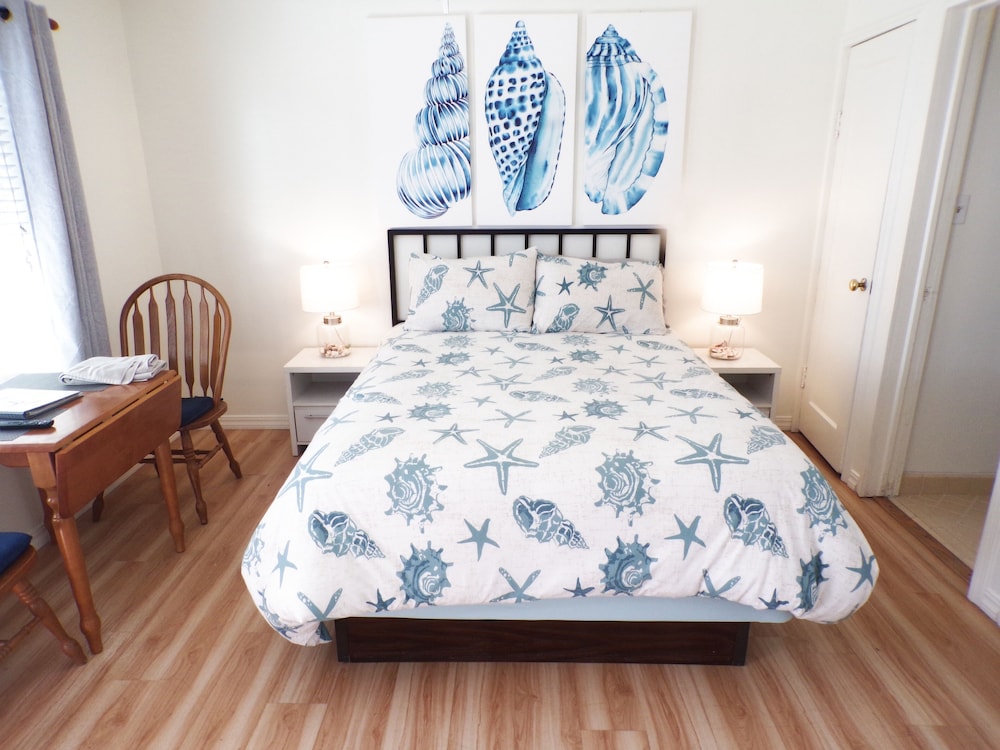 Seashell Cottage - 1 queen bed - 1 Room