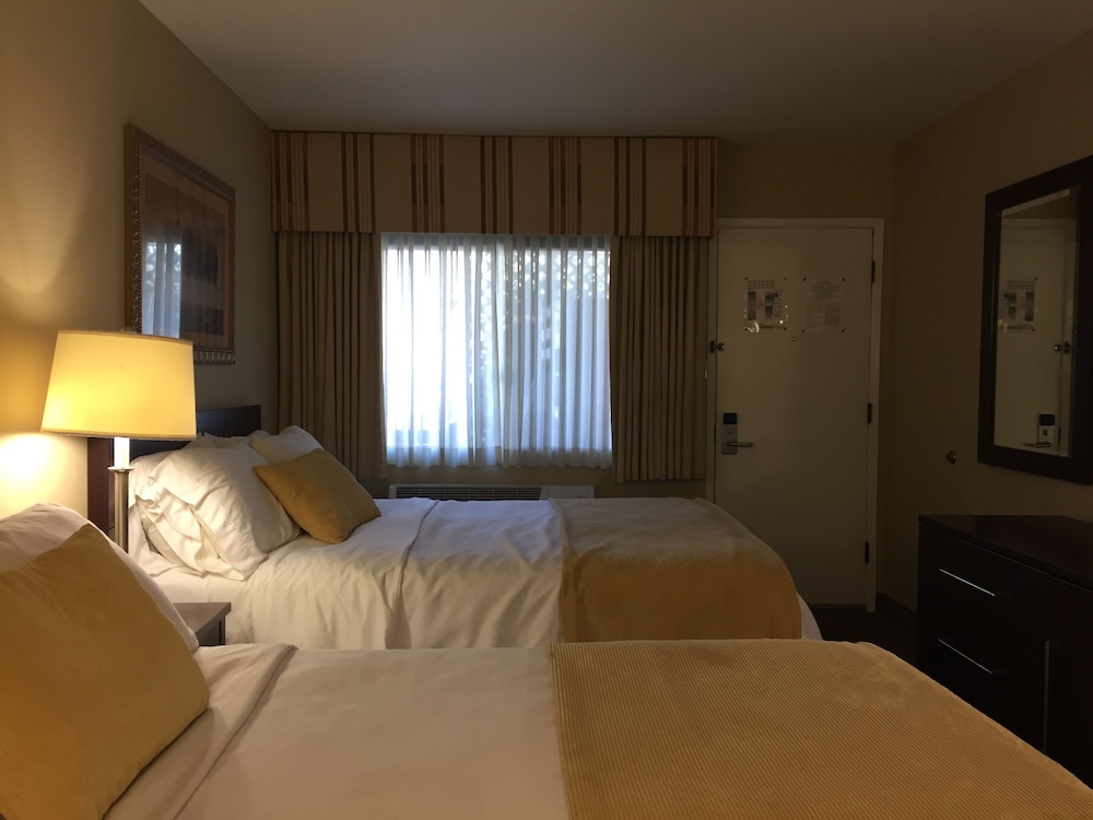 Standard Room, 2 Queen Beds thumbnail 6