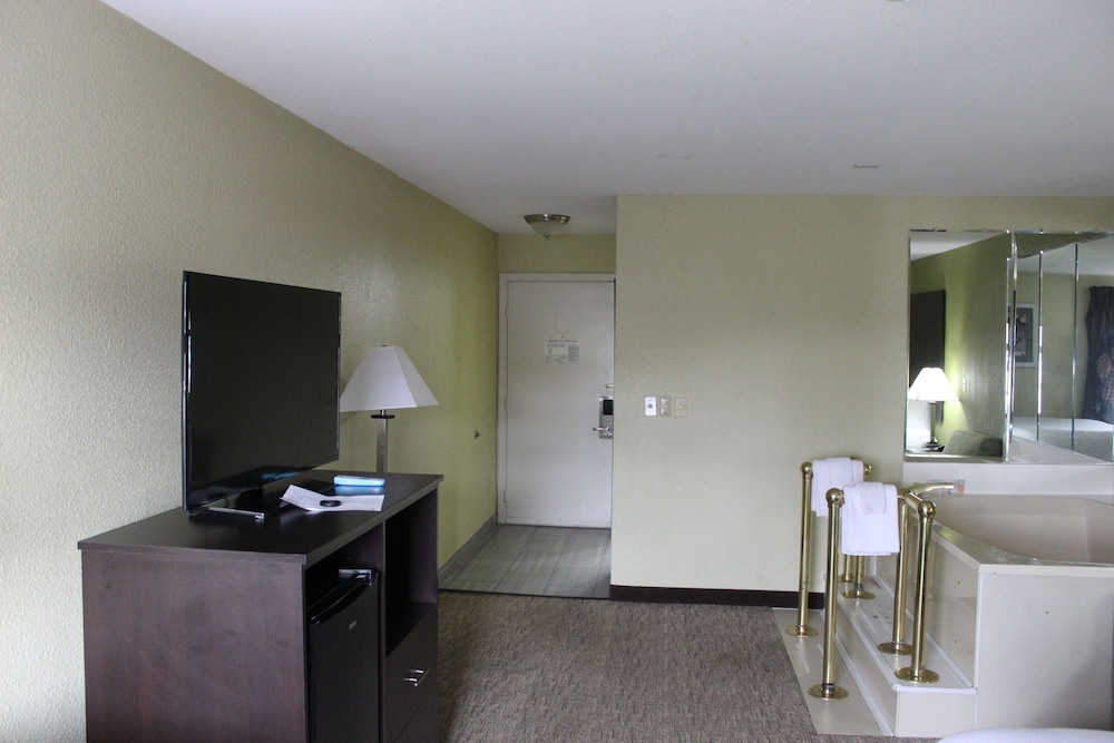 Standard Room, 1 Queen Bed, Non Smoking, Jetted Tub photo 2
