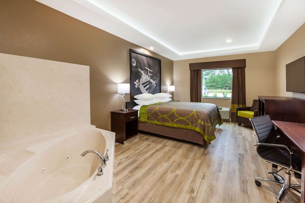 Deluxe Suite, 1 King Bed, Non Smoking - Photo 1