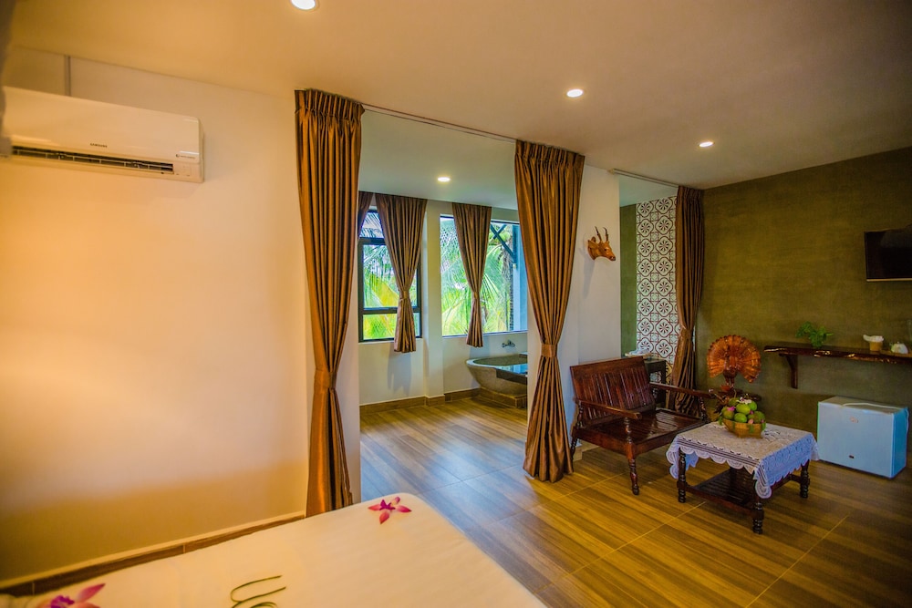 Deluxe Double Room, 1 King Bed, Pool View photo 2