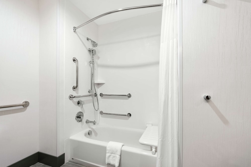 Room, 2 Queen Beds, Accessible, Bathtub - Photo 4