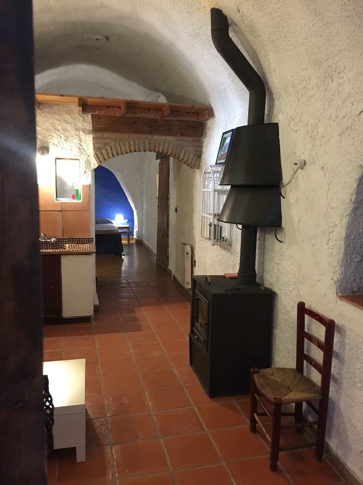 House, Hot Tub (Cave) photo 3