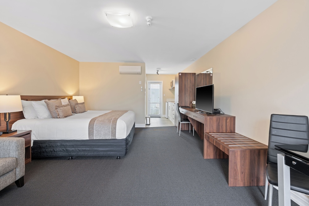 Executive Double Room, 1 King Bed, Pool View, Mezzanine thumbnail 5