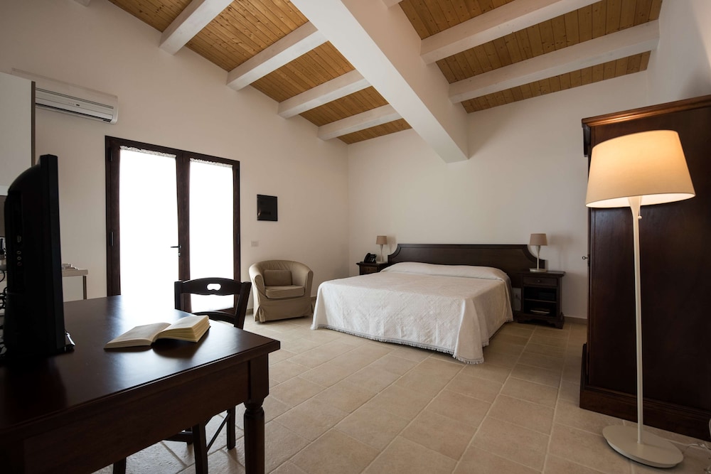 Superior Room, 1 Queen Bed, Non Smoking (Converts to 2 Twin Beds) photo 2