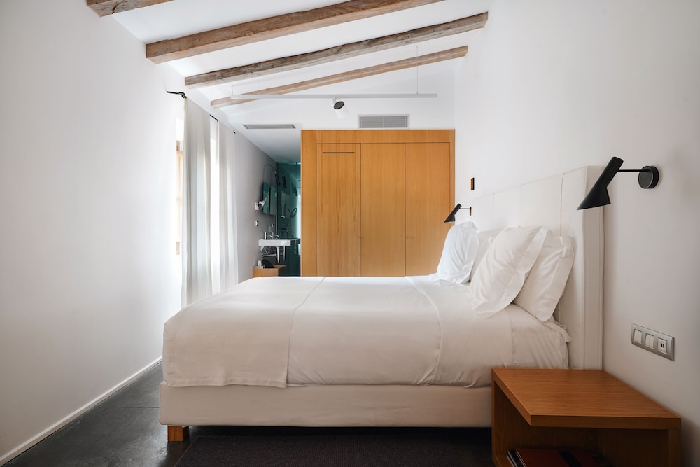 Deluxe Double Room, Bathtub - Photo 1