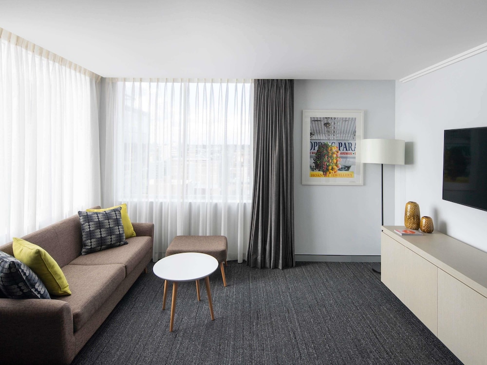 Executive 1 Bedroom Apartment: 1 King Bed photo 2