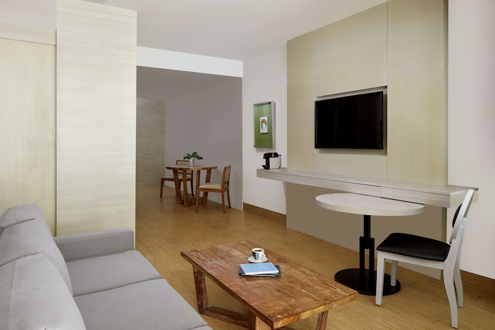Deluxe Suite, 1 Bedroom, Pool View thumbnail 6