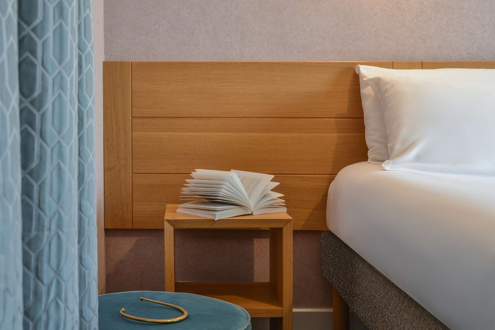 Standard Room, 1 Queen Bed, Non Smoking - Photo 5