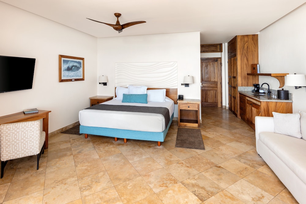 Design Room, 1 King Bed with Sofa bed, Oceanfront photo 3