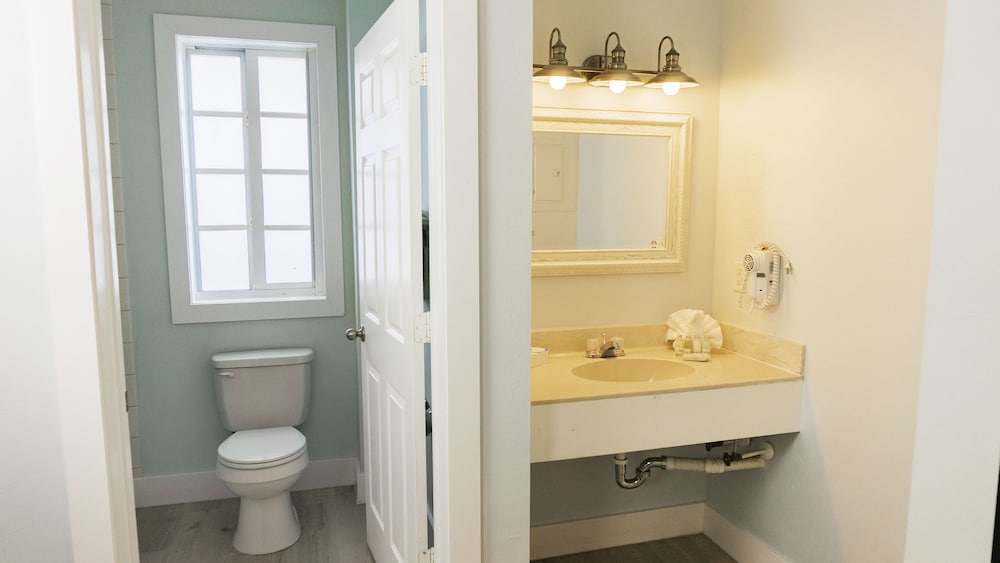 Suite, 2 Bedrooms - Photo 3