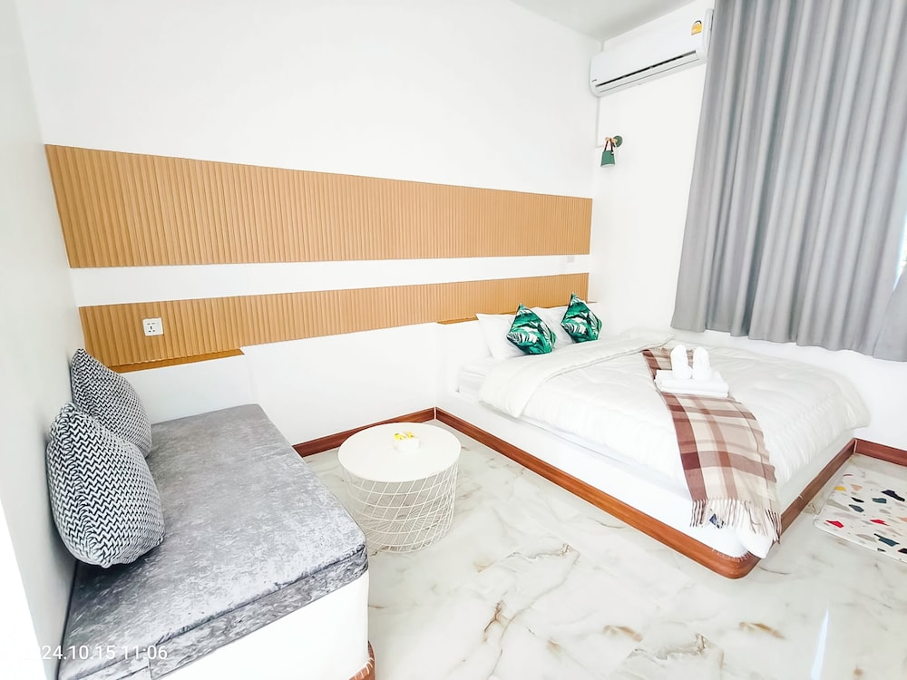 Deluxe Room, Pool View - Photo 9