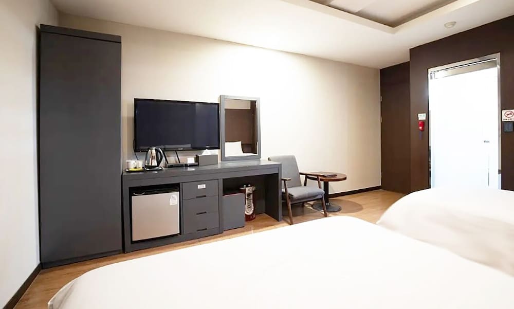 Premier Twin Room - Photo 2