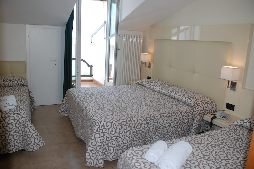 Comfort Quadruple Room, Lake View