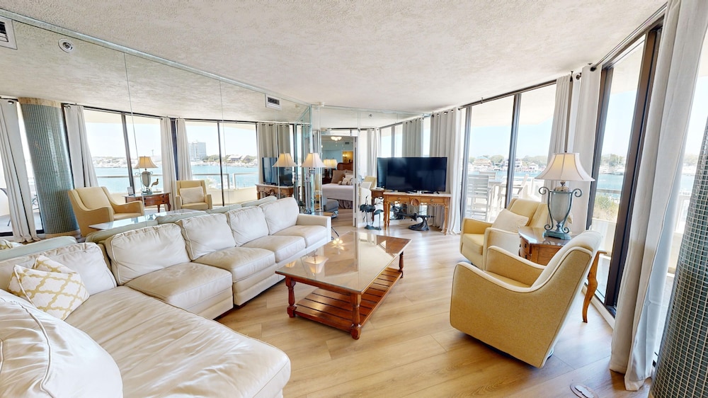 Condo, 3 Bedrooms