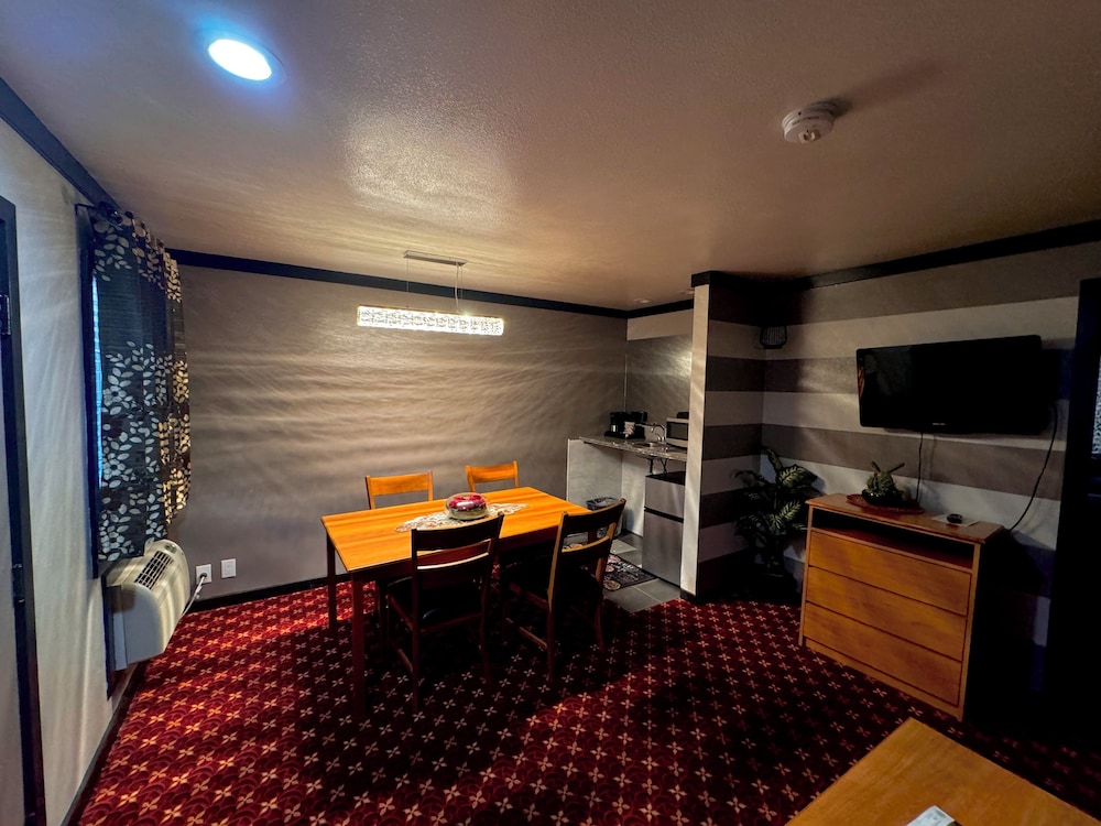 Luxury Studio Suite, 1 Queen Bed, Non Smoking, Jetted Tub photo 3