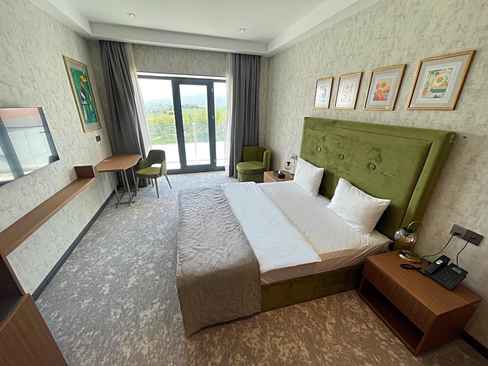 Deluxe King Room with Mountain View photo 1