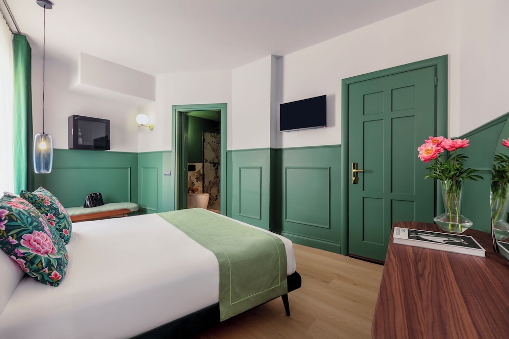 Deluxe Double Room with a French Bed in an Annex Building