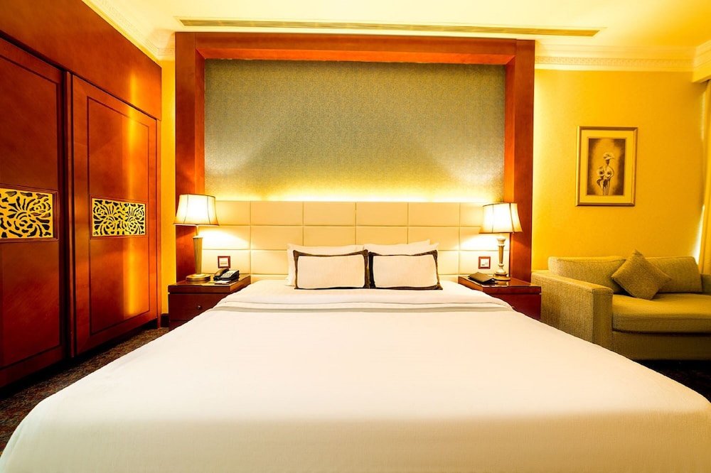 Executive King/ Twin Room (Complimentary Shuttle to the Beach and Mall of the Emirates) photo 3