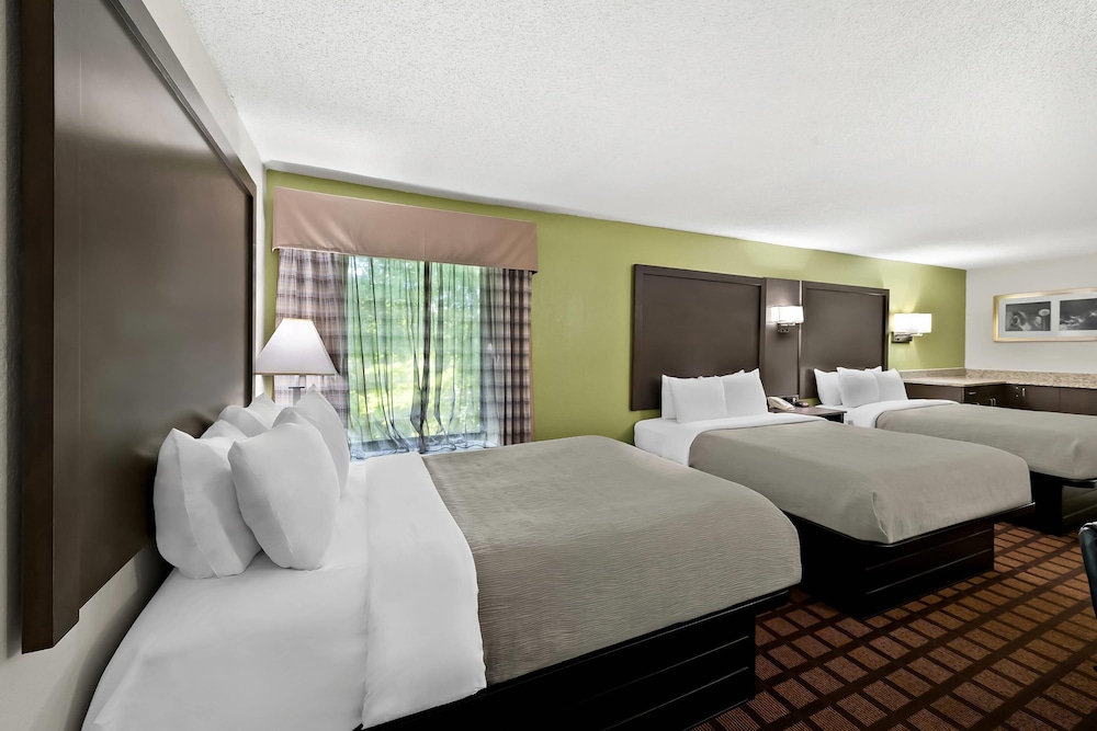 Standard Room, Multiple Beds, Non Smoking - Photo 5