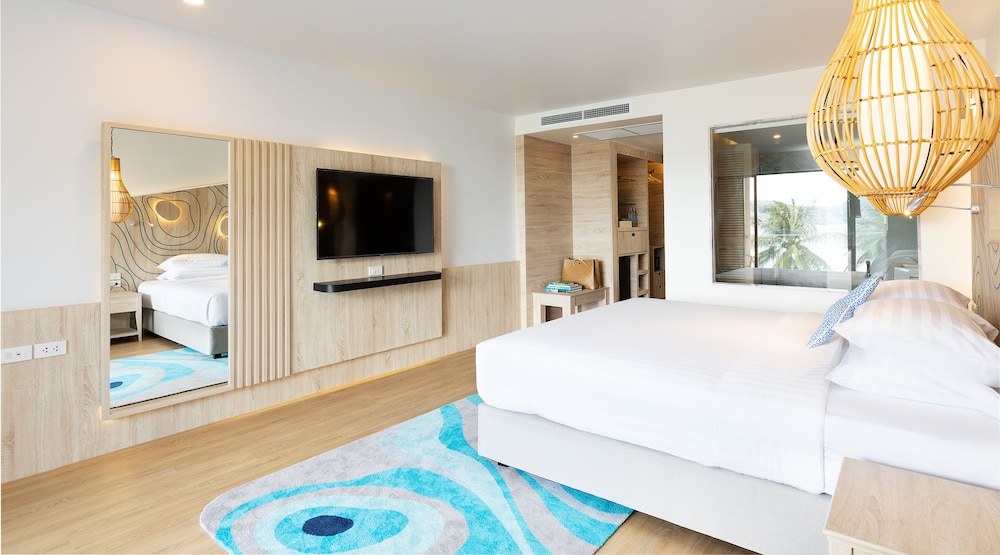 Deluxe Premier Balcony Seaview - Photo 1