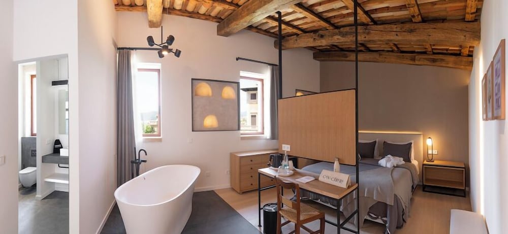 Luxury Studio Suite, Jetted Tub - Photo 4