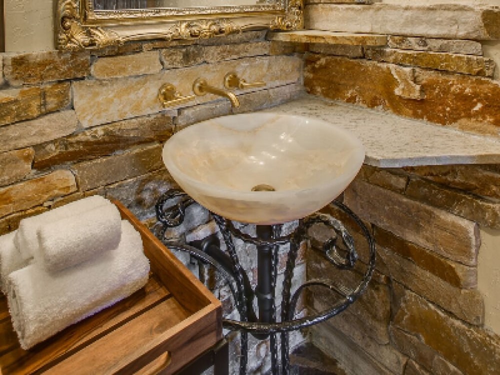 Romantic Double Room, Ensuite, River View (Olde Rose Suite) photo 3