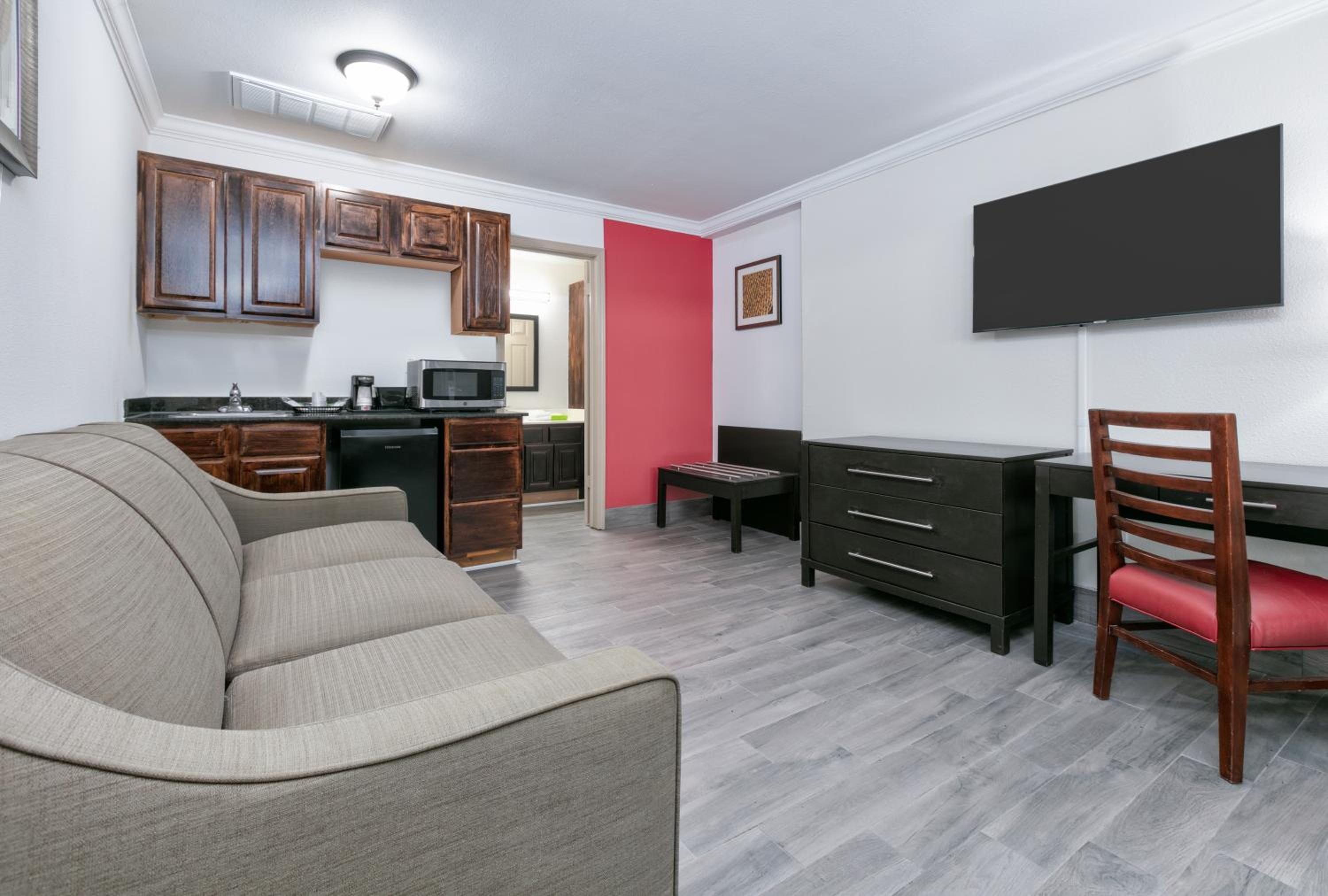 Poolside King Suite with Two King Beds - Interior Suite/Non-Smoking - Photo 1