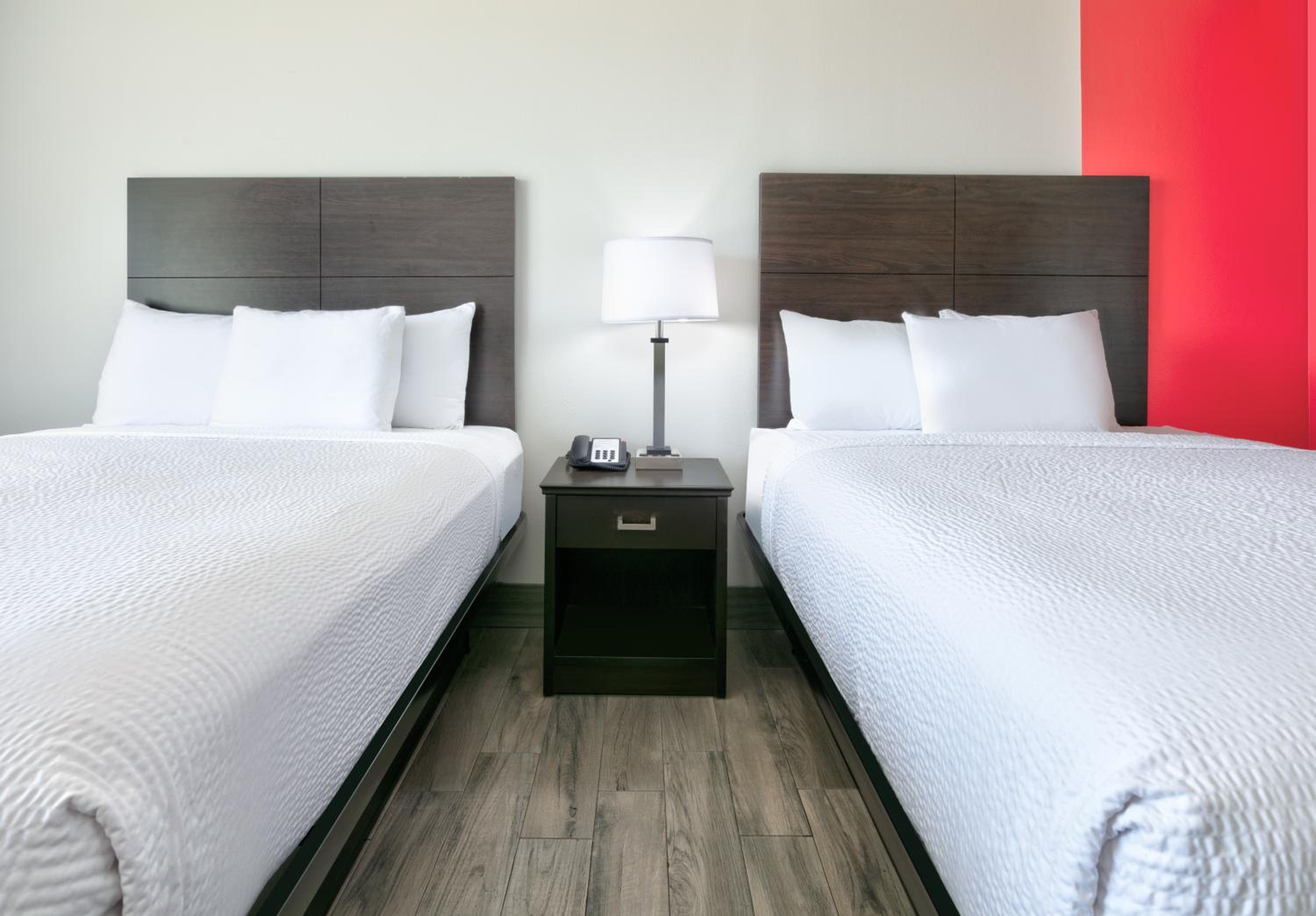 Poolside King Suite with Two King Beds - Interior Suite/Non-Smoking - Photo 2