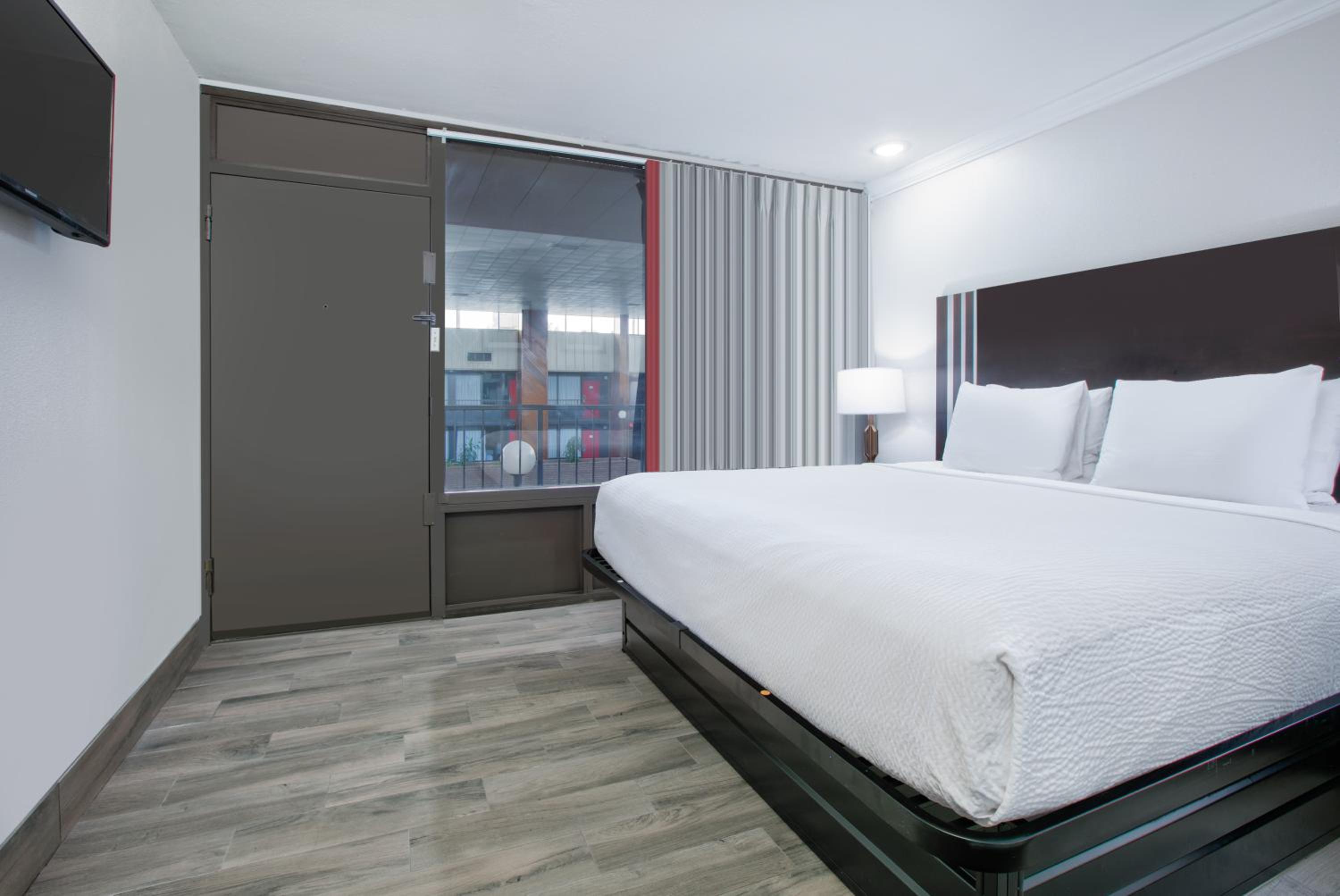 King Suite with Two King Beds and Pool View - Interior Suite/Non-Smoking - Photo 1