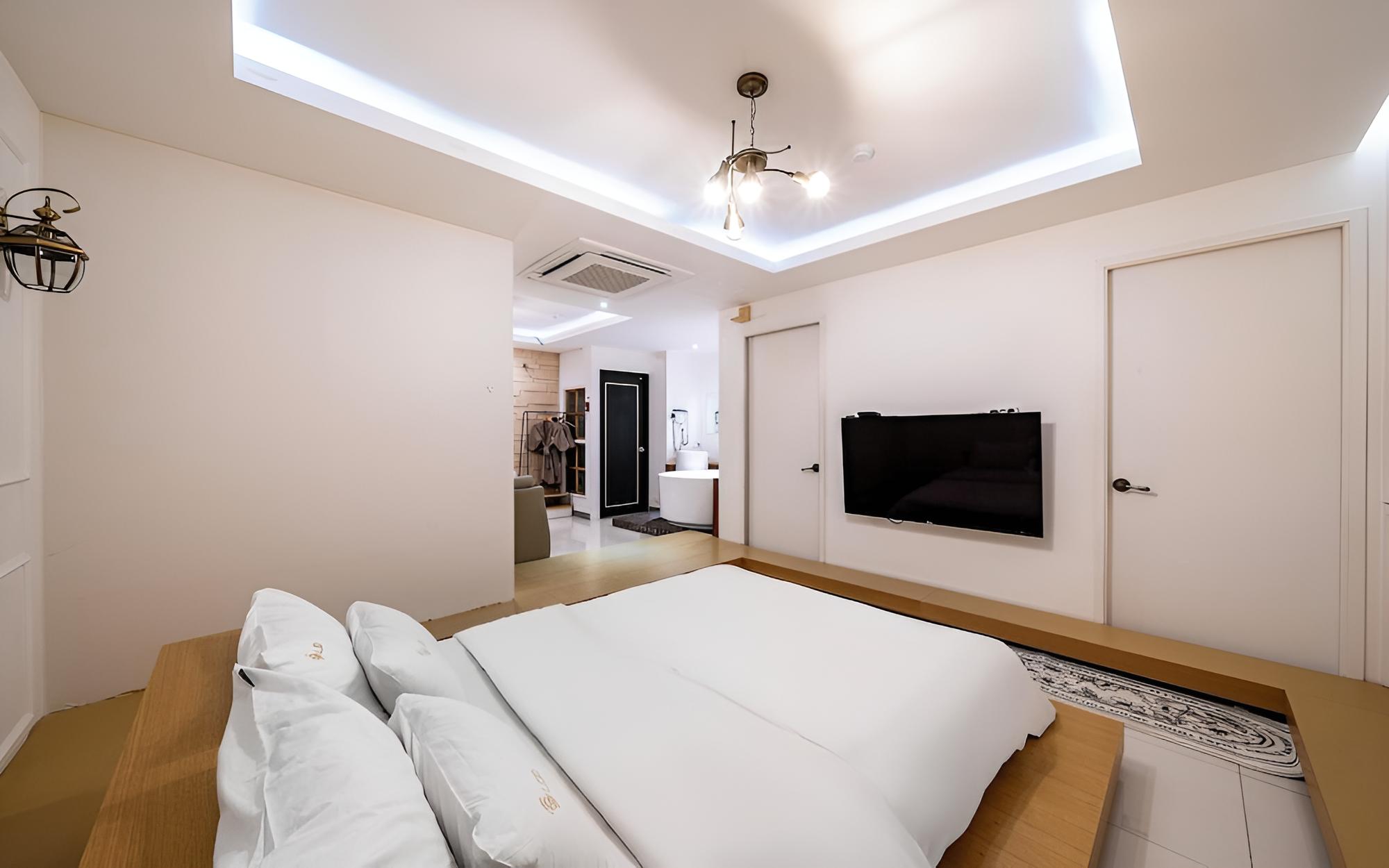 Room (Royal-Suite / Free viewing of 5 types) photo 3