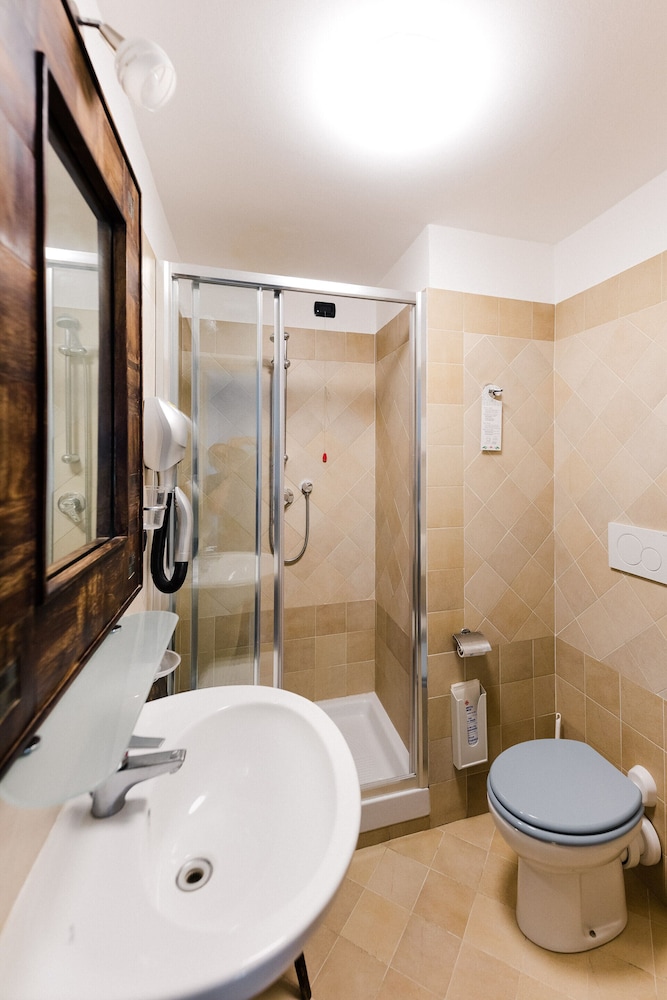 Deluxe Room - Photo 9