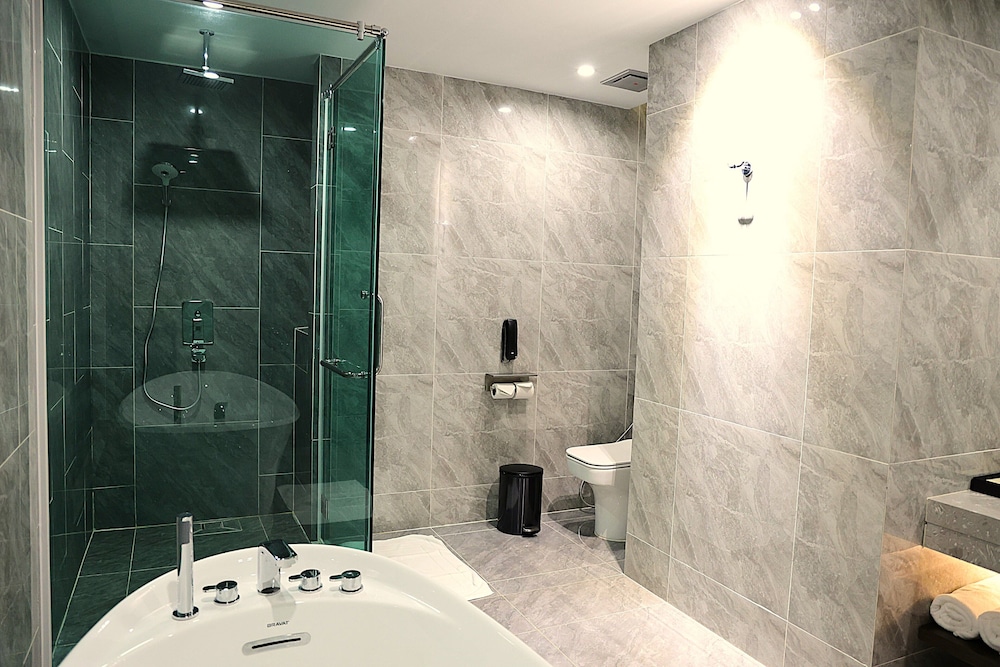 Executive Suite Mountain and River View - Photo 18