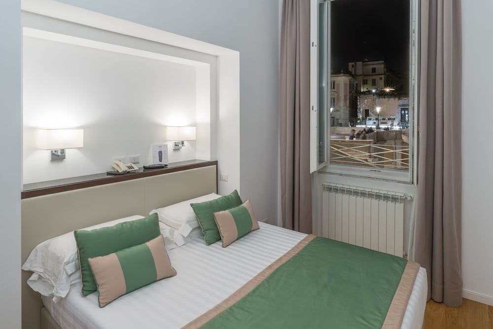 Superior Triple Room, City View photo 1