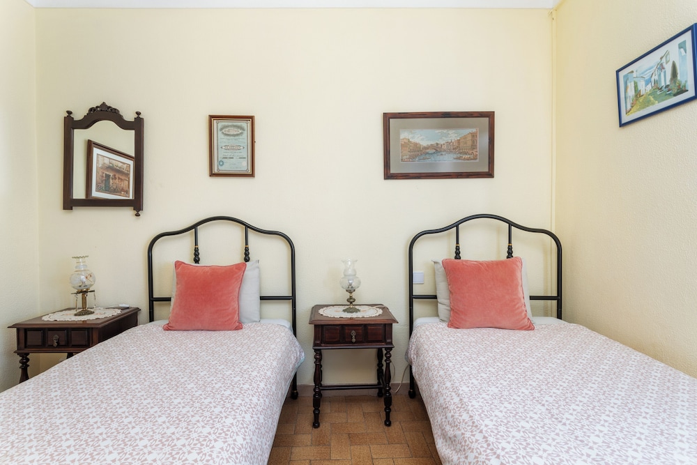City Twin Room, 2 Twin Beds photo 3