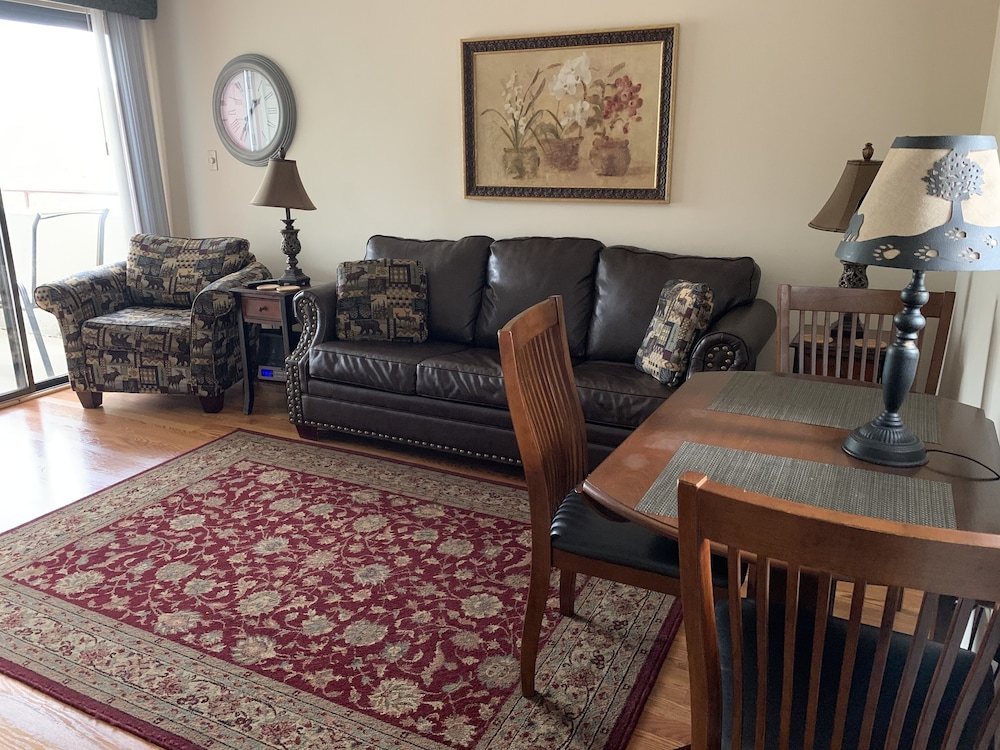 Condo, 2 Bedrooms (501) photo 1