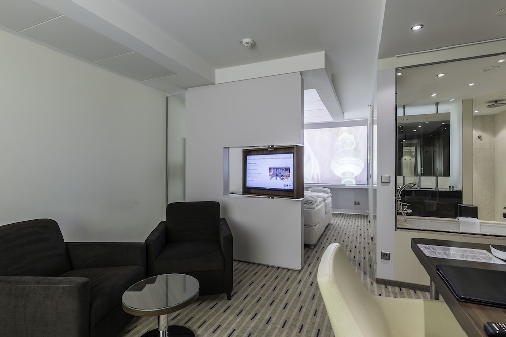 Studio Suite (Colour), windowless
