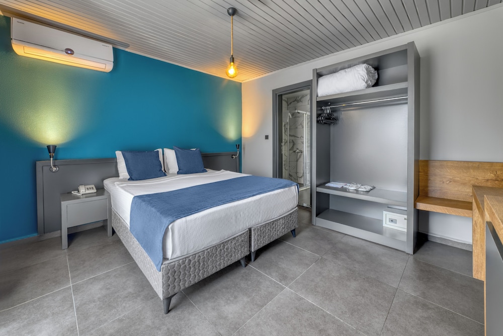 Standard Double or Twin Room, 1 Bedroom, Partial Sea View photo 3