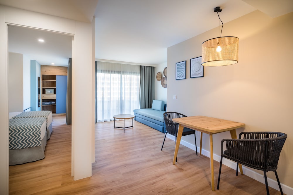 Family Room (Deluxe, 2 Adults And 1 Child)