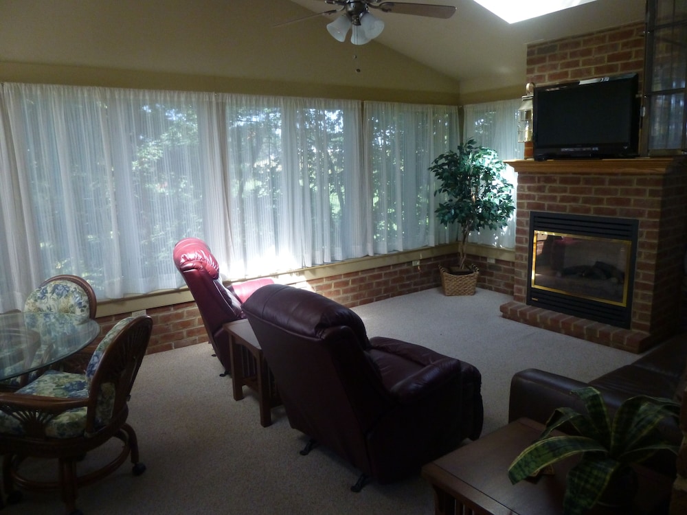 Premium Room, 1 King Bed, 2nd floor photo 3