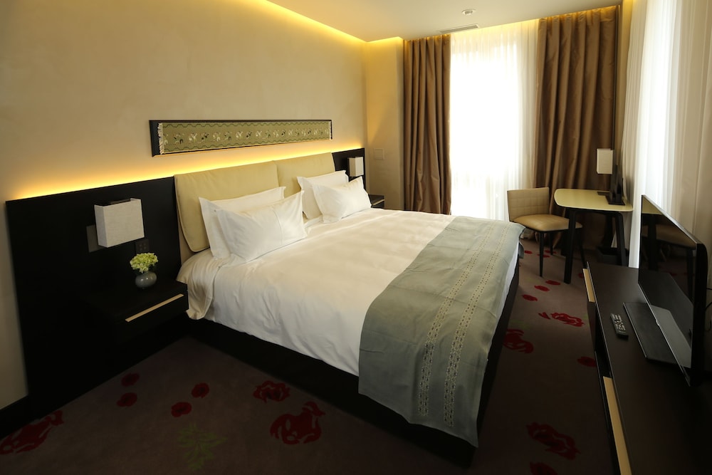 Superior Room, 1 King Bed photo 2