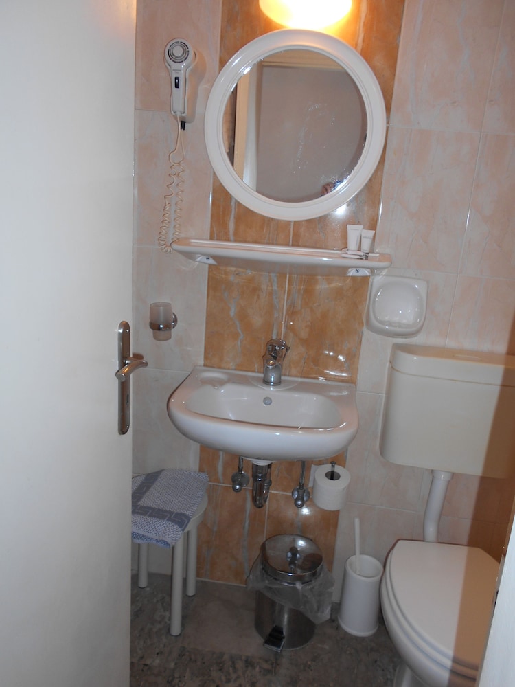 Basic Single Room photo 2