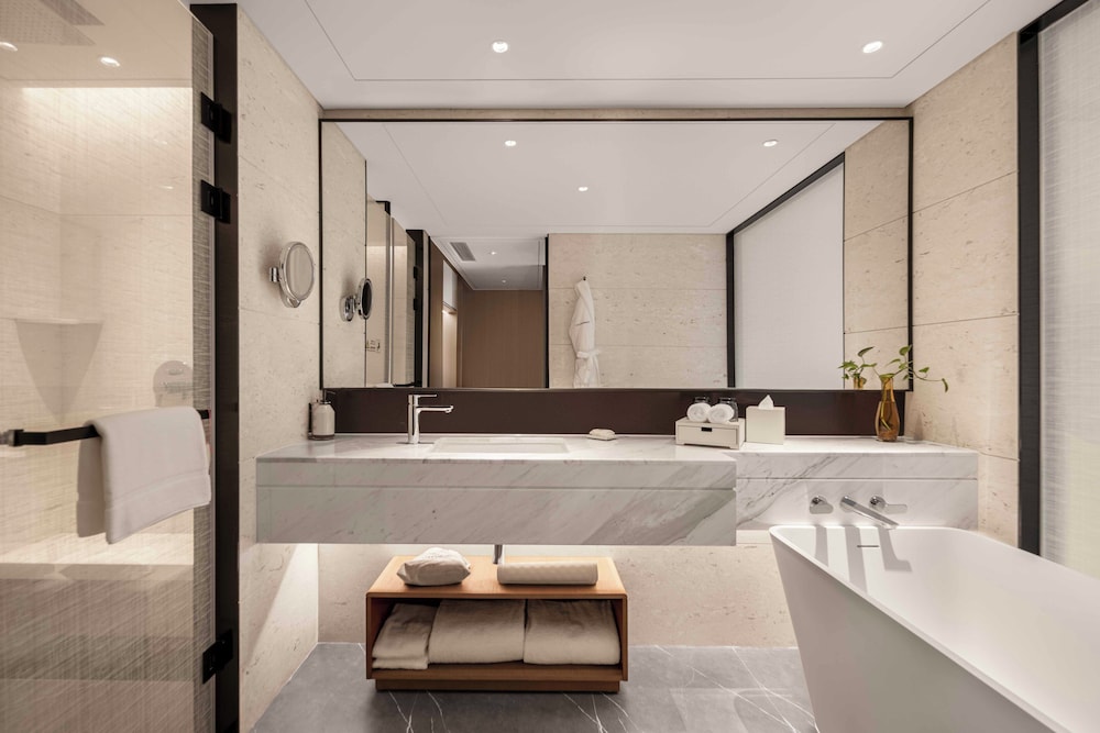 Premier Suite, 1 King Bed, Club Lounge Access, City View - Photo 7