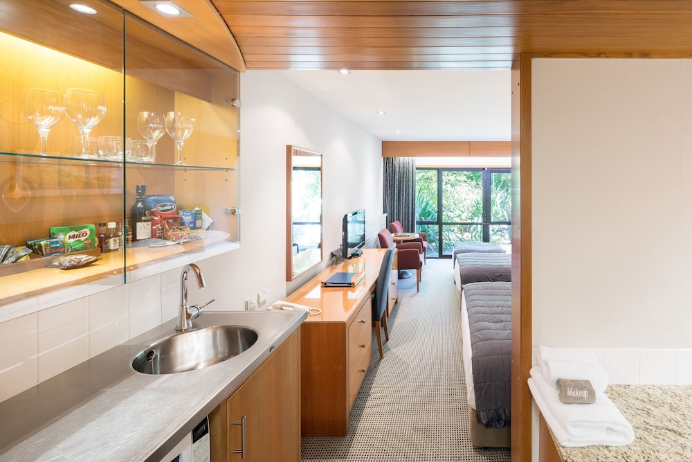 Premium Family Room (1 Queen and 2 Singles) - Photo 4