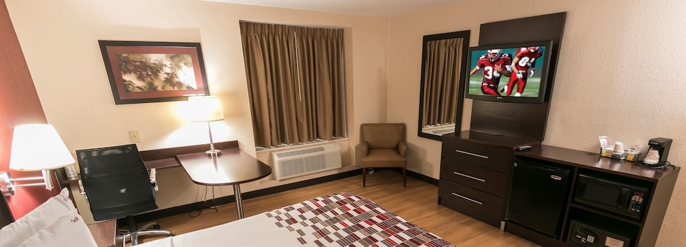 Deluxe Room, 1 King Bed, Smoking, Jetted Tub photo 1