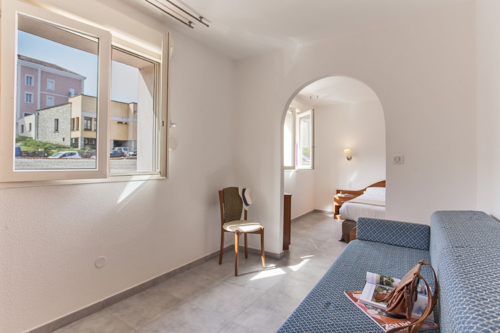 Chambre Quadruple, vue rue - Photo 4